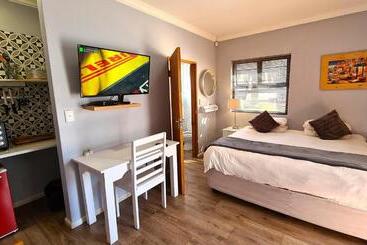Tiende Laan Bed & Breakfast And Self Catering