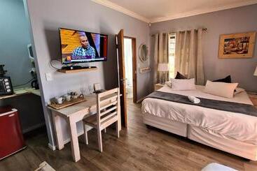 Tiende Laan Bed & Breakfast And Self Catering