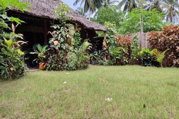 تختخواب و صبحانه Kua Garden Cottage