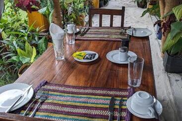 تختخواب و صبحانه Kua Garden Cottage