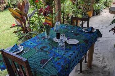 تختخواب و صبحانه Kua Garden Cottage