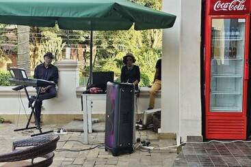 Grik Hotel   Entebbe