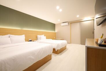 Calm Rest Hotel Gimhae