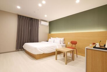 Calm Rest Hotel Gimhae