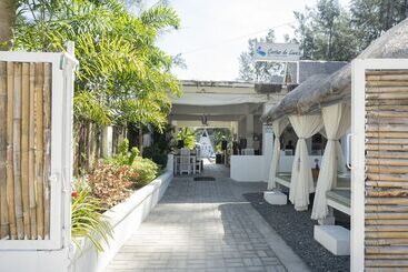 هتل Costas De Liwa Bar & Beach Resort