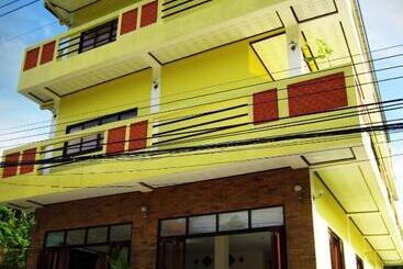 هتل Big Yellow House