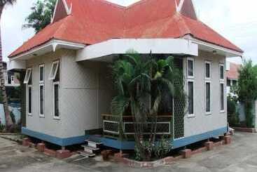 Nanda Wunn Hotel   Hostel