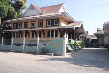 Nanda Wunn Hotel   Hostel