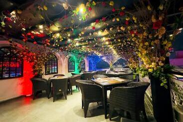 Rose Palace Hotel, Gulberg