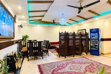 Rose Palace Hotel, Gulberg