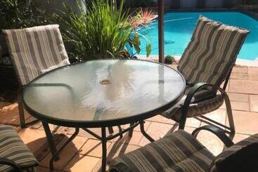 تختخواب و صبحانه Fairway Guest Lodge
