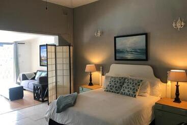 تختخواب و صبحانه Fairway Guest Lodge