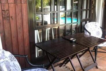 تختخواب و صبحانه Fairway Guest Lodge