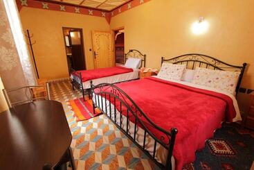 تختخواب و صبحانه Kasbah Taborihte