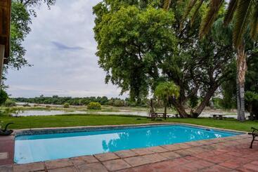 تختخواب و صبحانه Riverbank Lodge