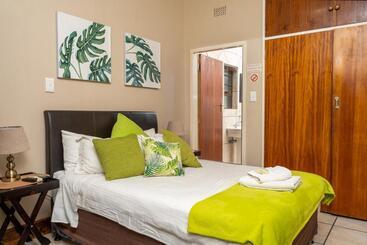 تختخواب و صبحانه Riverbank Lodge