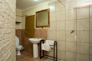 تختخواب و صبحانه Riverbank Lodge