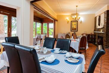تختخواب و صبحانه Riverbank Lodge