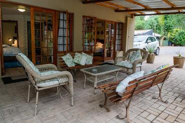 تختخواب و صبحانه Riverbank Lodge