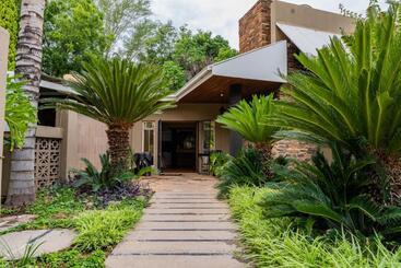 تختخواب و صبحانه Riverbank Lodge