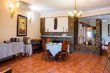 تختخواب و صبحانه Riverbank Lodge