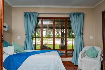 تختخواب و صبحانه Riverbank Lodge