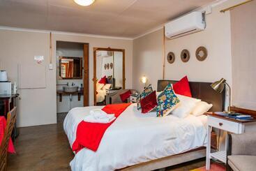 تختخواب و صبحانه Riverbank Lodge