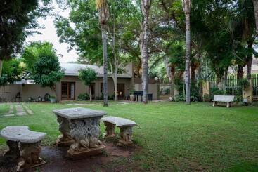تختخواب و صبحانه Riverbank Lodge