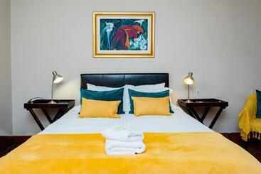 تختخواب و صبحانه Riverbank Lodge