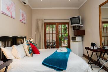 تختخواب و صبحانه Riverbank Lodge
