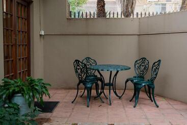 تختخواب و صبحانه Riverbank Lodge