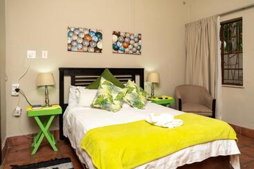 تختخواب و صبحانه Riverbank Lodge