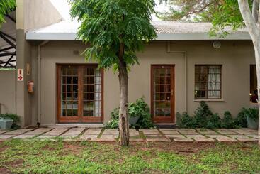 تختخواب و صبحانه Riverbank Lodge