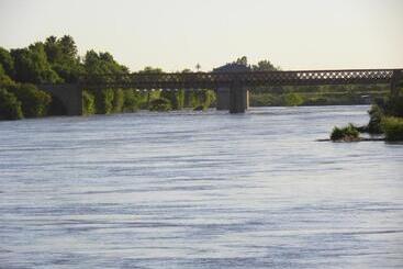 تختخواب و صبحانه Riverbank Lodge