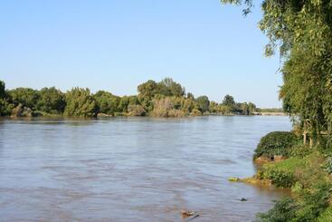 تختخواب و صبحانه Riverbank Lodge