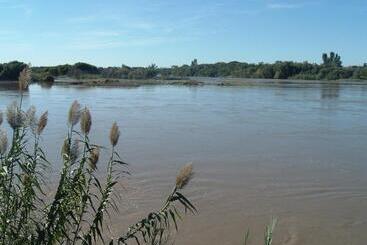 تختخواب و صبحانه Riverbank Lodge