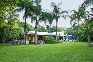 تختخواب و صبحانه Riverbank Lodge