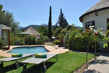 تختخواب و صبحانه Roundhouse Guesthouse