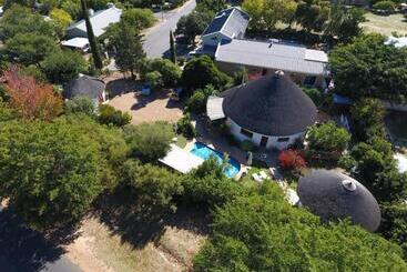 تختخواب و صبحانه Roundhouse Guesthouse
