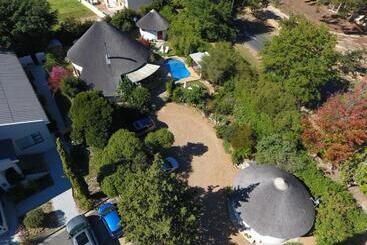 تختخواب و صبحانه Roundhouse Guesthouse