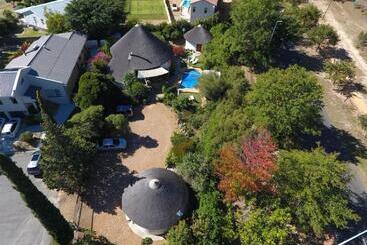 تختخواب و صبحانه Roundhouse Guesthouse