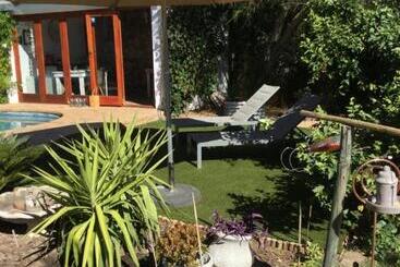 تختخواب و صبحانه Roundhouse Guesthouse