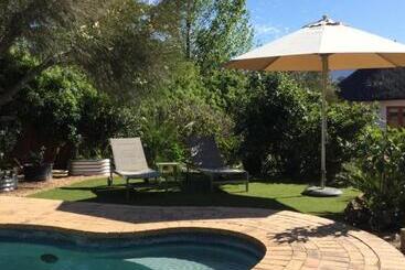 تختخواب و صبحانه Roundhouse Guesthouse