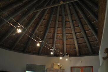 تختخواب و صبحانه Roundhouse Guesthouse