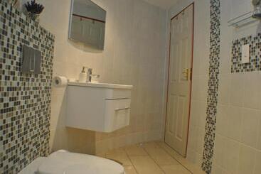 تختخواب و صبحانه Roundhouse Guesthouse