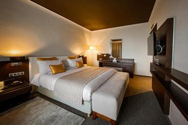 هتل DWO Mira Palace