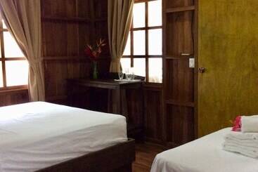 هتل Hidden Paradise Lodge
