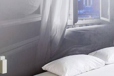 B&b Hotel Villeneuve Loubet Village