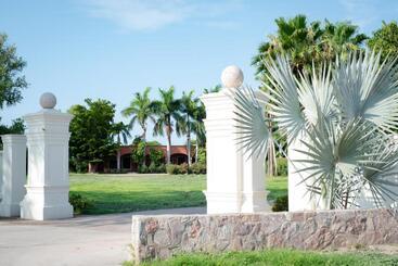 هتل Hacienda Cazadores