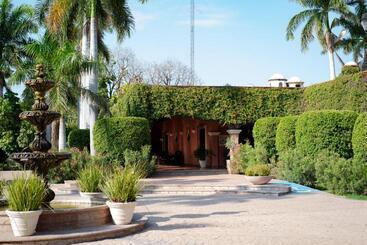 هتل Hacienda Cazadores